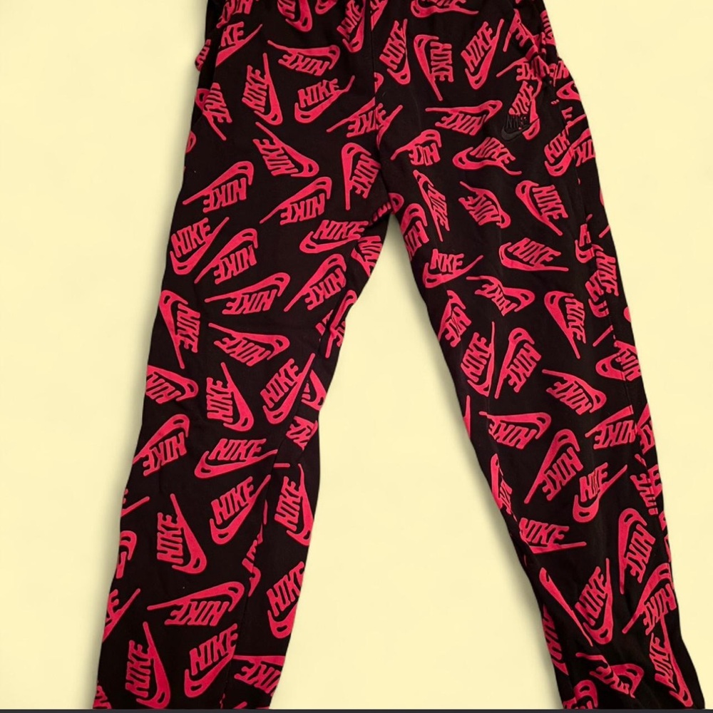 All over Nike sweatpants
- boys XL
Brand new - Picture 3 of 4